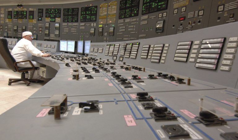Operador de panel en una central nuclear