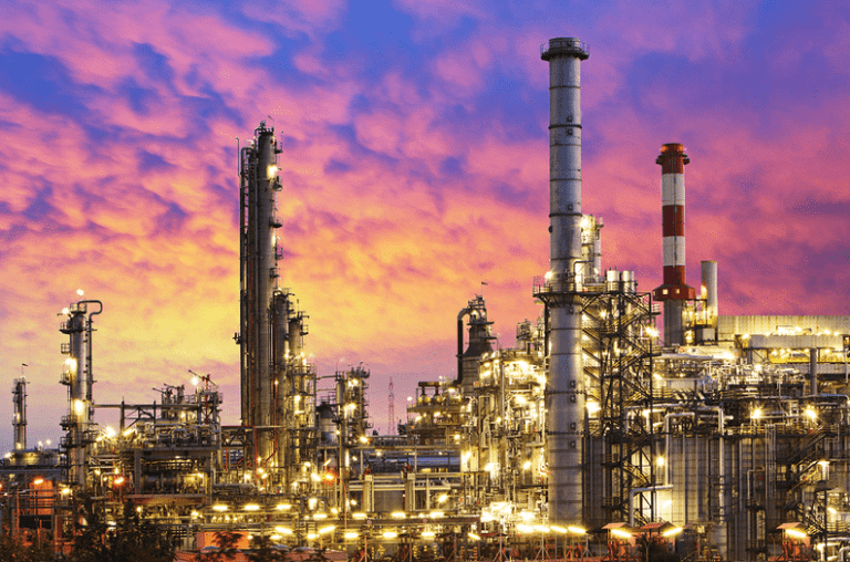 Skyline de una refinería de petróleo