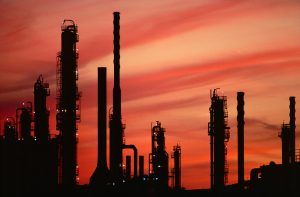 Puesta de sol en una refinería de petróleo