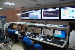 Panelistas supervisando el funcionamiento de una planta industrial mediante un DCS